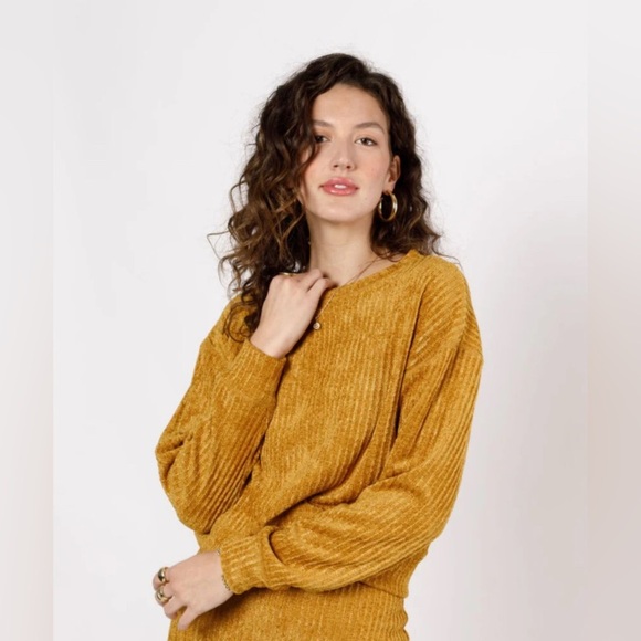 Band of Gypsies Sweaters - Band Of The Free Russell Velvet Cropped Sweater